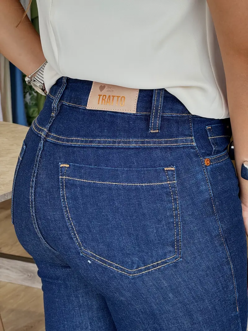 Calça jeans: detalhe do bolso e etiqueta Tratto