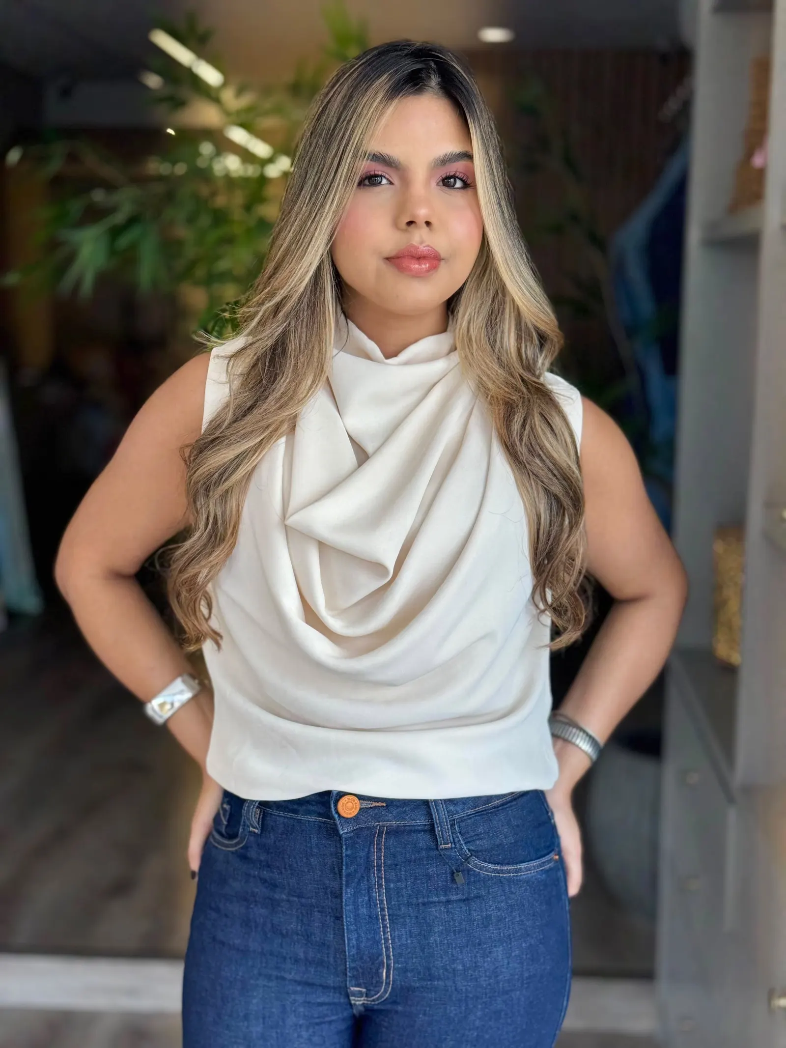 Look com calça jeans e blusa clara: detalhe frontal